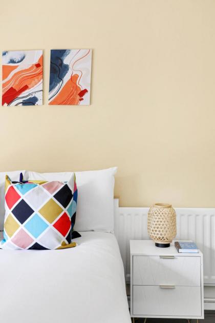 Charming 3 Bedroom House near Canary Wharf - image 3