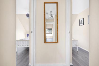 Charming 3 Bedroom House near Canary Wharf - image 5