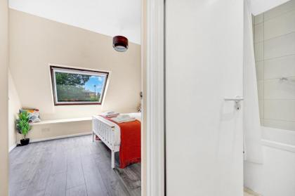 Charming 3 Bedroom House near Canary Wharf - image 8