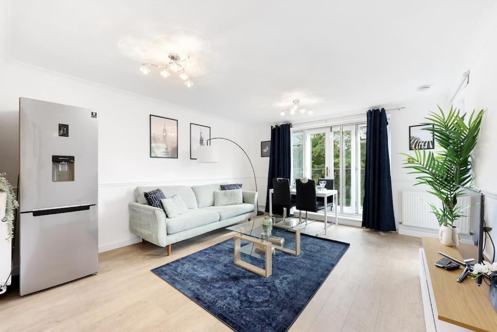 3-bed apartment in Limehouse - main image