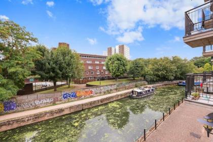 3-bed apartment in Limehouse - image 10