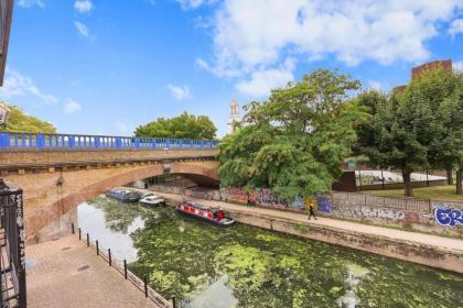 3-bed apartment in Limehouse - image 11