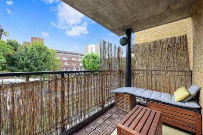 3-bed apartment in Limehouse - image 12