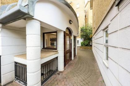 3-bed apartment in Limehouse - image 13
