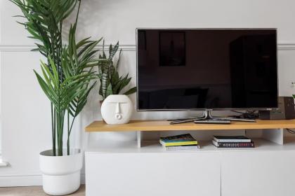 3-bed apartment in Limehouse - image 14