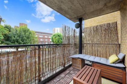 3-bed apartment in Limehouse - image 2