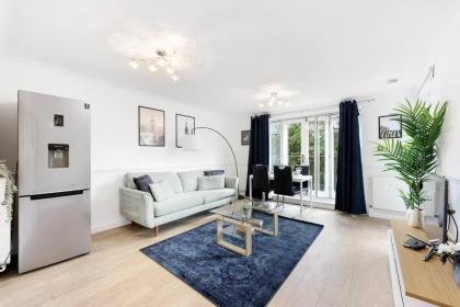 3-bed apartment in Limehouse - image 18