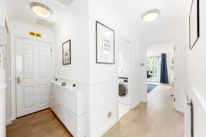3-bed apartment in Limehouse - image 20