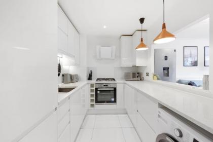 3-bed apartment in Limehouse - image 3