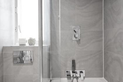 3-bed apartment in Limehouse - image 4