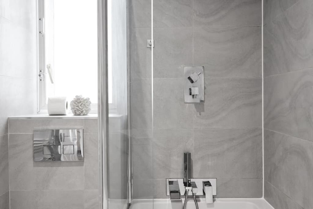 3-bed apartment in Limehouse - image 4