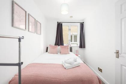 3-bed apartment in Limehouse - image 5