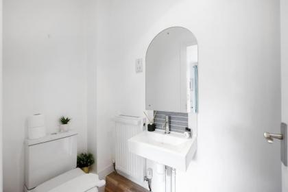 3-bed apartment in Limehouse - image 6