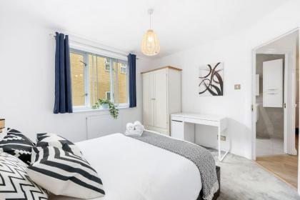 3-bed apartment in Limehouse - image 7