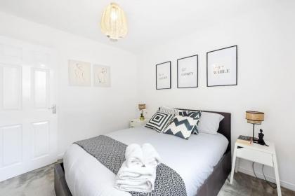 3-bed apartment in Limehouse - image 8