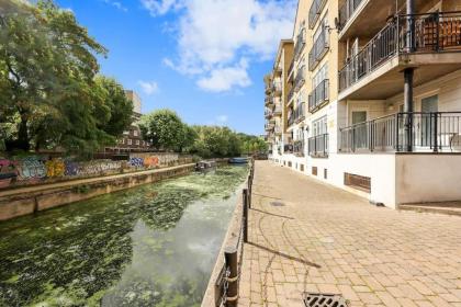 3-bed apartment in Limehouse - image 9