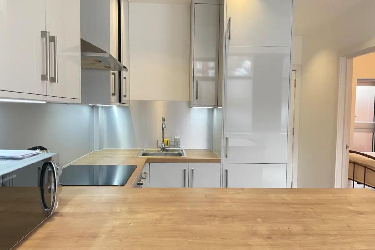 Stylish & Modern 1BD Flat West Hampstead - image 5