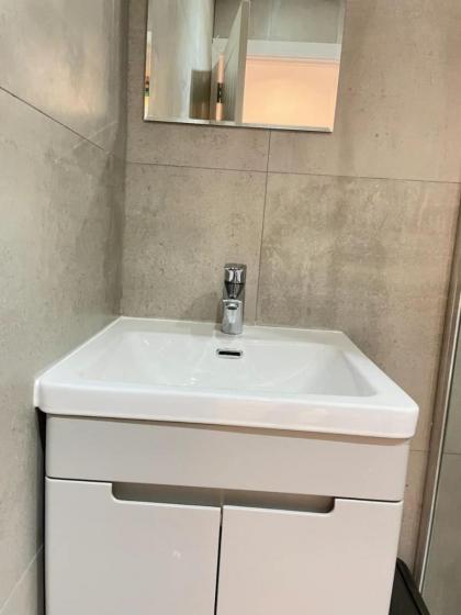 Stylish & Modern 1BD Flat West Hampstead - image 8