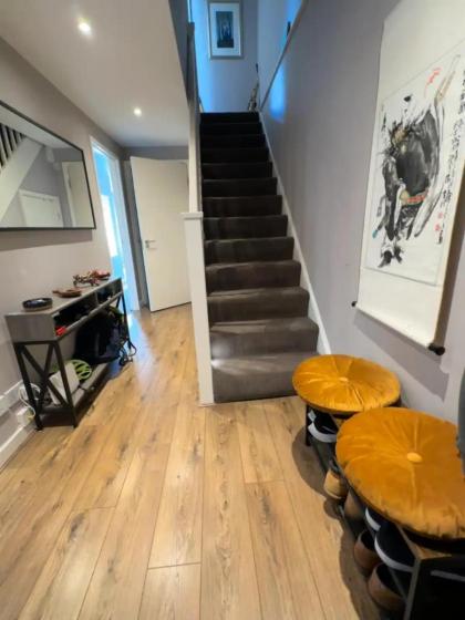 Charming 2BD Flat w Chic Terrace Kentish Town - image 10