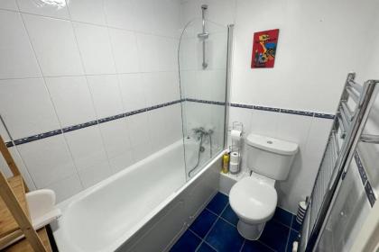 Charming 2BD Flat w Chic Terrace Kentish Town - image 12