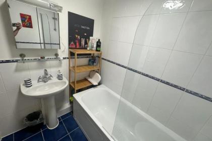 Charming 2BD Flat w Chic Terrace Kentish Town - image 13