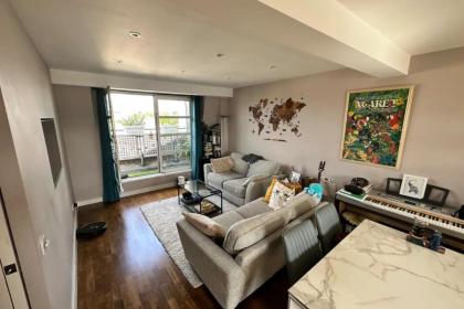 Charming 2BD Flat w Chic Terrace Kentish Town - image 2