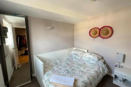 Charming 2BD Flat w Chic Terrace Kentish Town - image 7