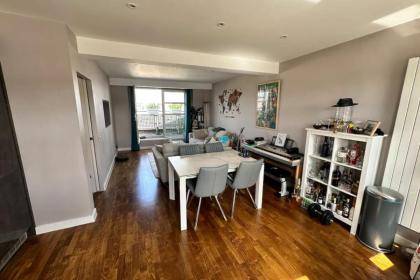 Charming 2BD Flat w Chic Terrace Kentish Town - image 8