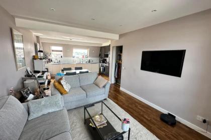 Charming 2BD Flat w Chic Terrace Kentish Town - image 9