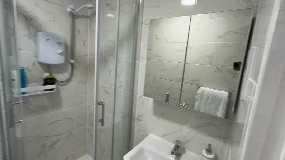 Entire One Double Bedroom apartment - image 2