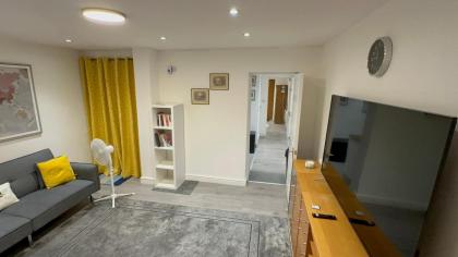Entire One Double Bedroom apartment - image 4