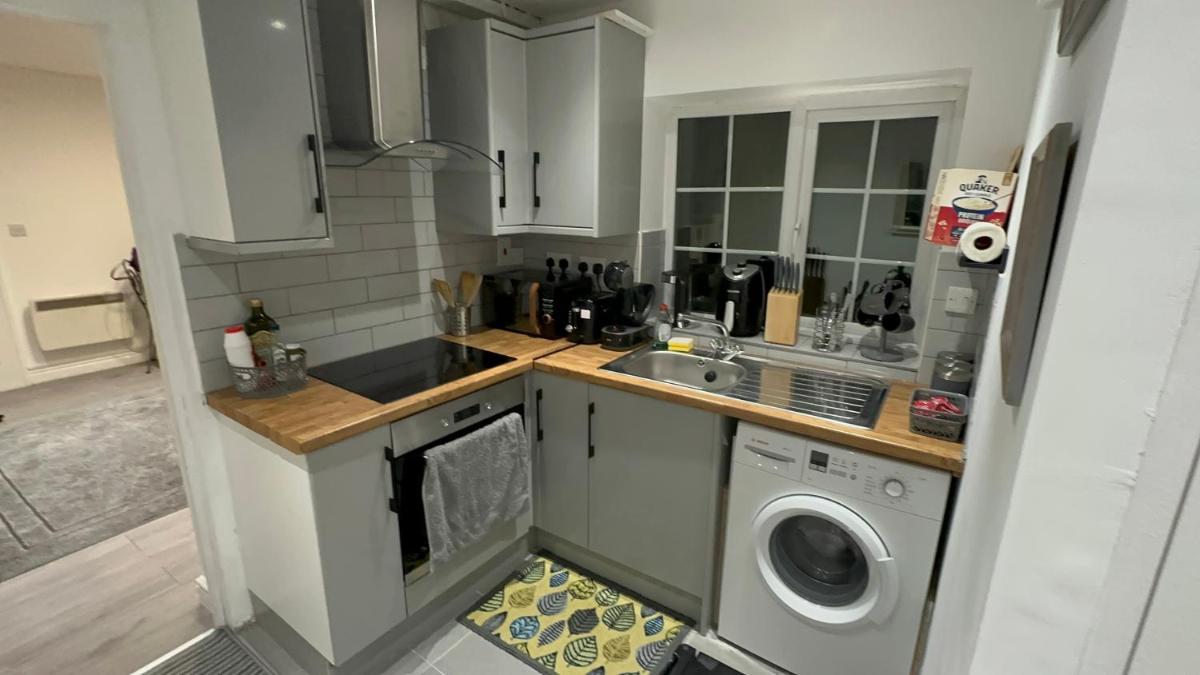 Entire One Double Bedroom apartment - image 5