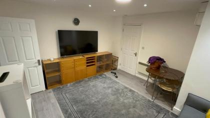 Entire One Double Bedroom apartment - image 7