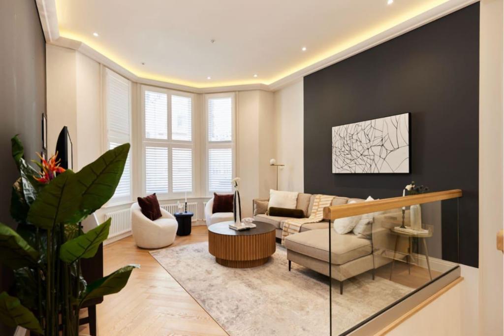 The Chelsea Wonder - Spacious 3BDR Flat with Terrace  Garden - main image