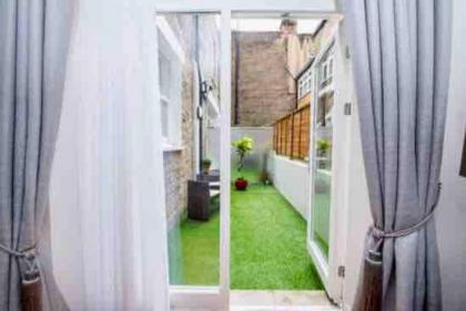 2 Bed Serviced Apt With Patio South Kensington - image 10