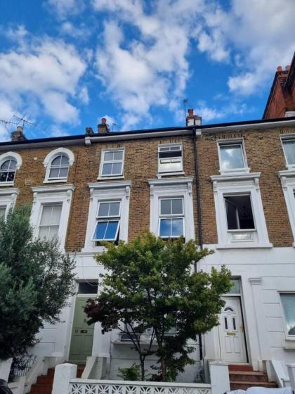 Beautifully Renovated 1-Bed Garden Flat in London London 