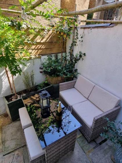 Beautifully Renovated 1-Bed Garden Flat in London - image 26