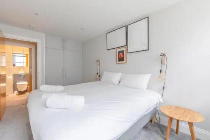 Chic 1BD Flat wPatio - 2 Mins from Baron's Court! - image 15