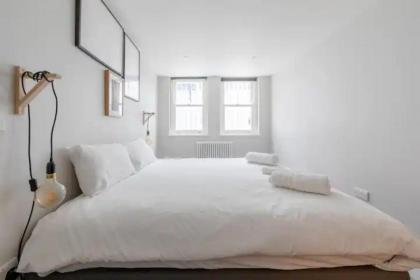 Chic 1BD Flat wPatio - 2 Mins from Baron's Court! - image 17