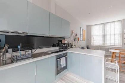 Chic 1BD Flat wPatio - 2 Mins from Baron's Court! - image 9