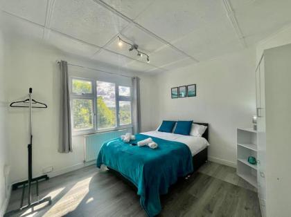 Great location near M25 & A12 - Free Parking