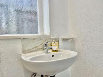 Great location near M25 & A12 - Free Parking - image 18