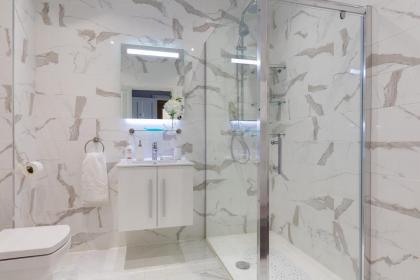 Cromwell road apartments - image 20