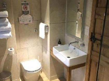 Heathrow Cottages B&B - image 2