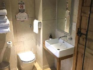 Heathrow Cottages B&B - image 2