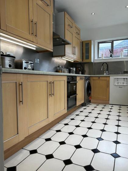 Wandsworth South London Deluxe King Room 1 - image 17