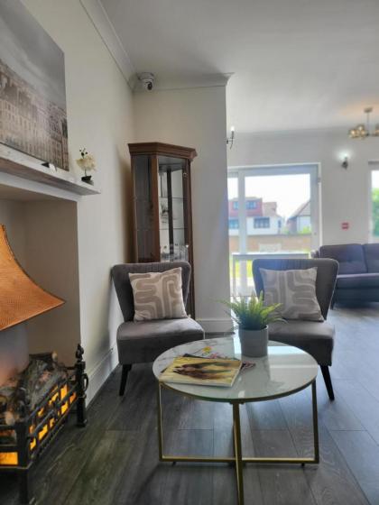 Woodford Hotel - image 19