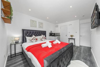 Impeccable Ensuite Room in Finsbury Park LondonN19 - image 12