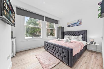 Charming Ensuite Room in Finsbury Park London N19