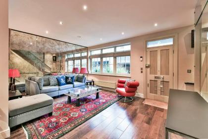 Charming 3BR mews house - image 2